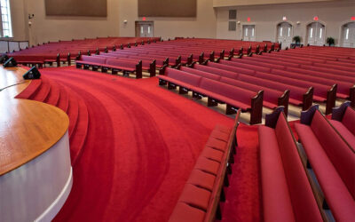 Cara Terbaik untuk Beralih dari Kursi Logam ke Bangku Gereja Kayu