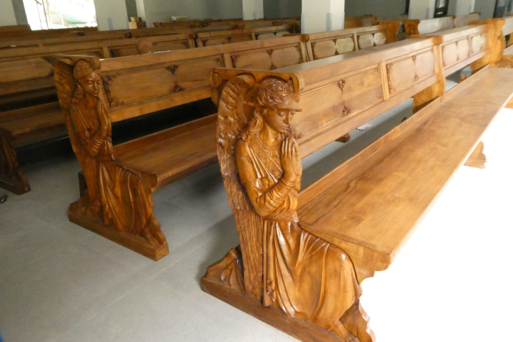 kursi bangku gereja katolik