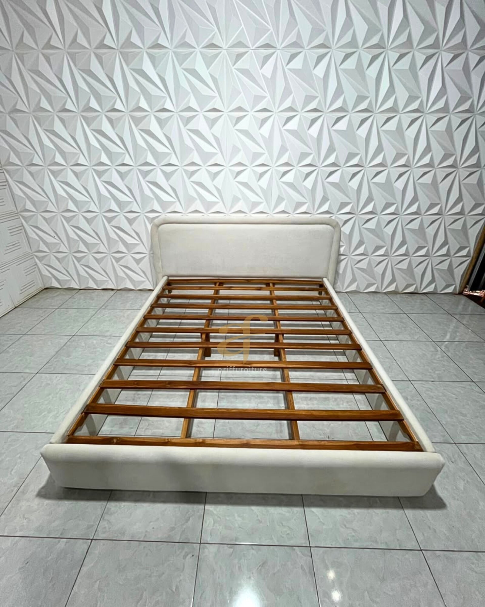 Tempat Tidur Minimalis Rangka Kayu Jati Berlapis Kain - Gambar 2