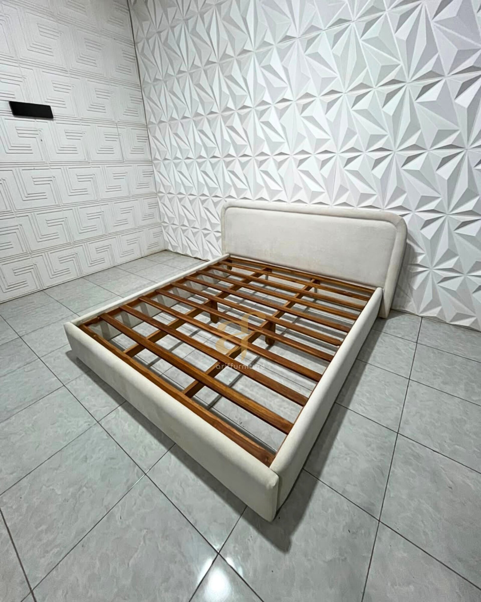 Tempat Tidur Minimalis Rangka Kayu Jati Berlapis Kain - Gambar 4